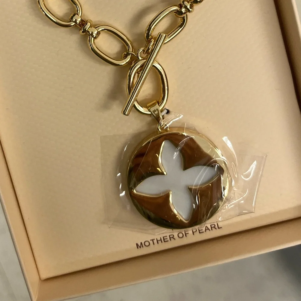 NWT ⚜️🤍⚜️ Camila Coelho Gorgeous Mother of Pearls medallion Necklace - Picture 13 of 16